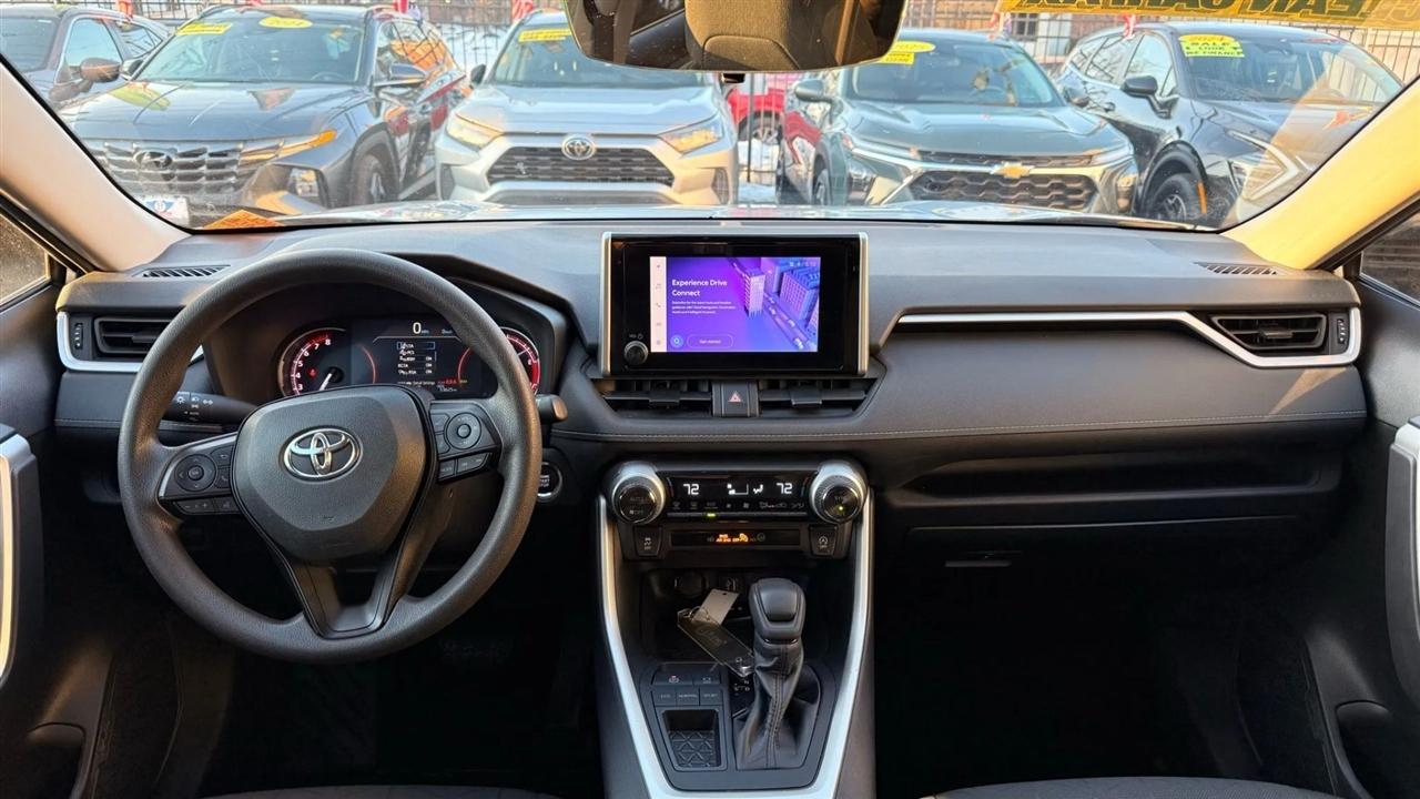 Toyota RAV4 XLE 2024