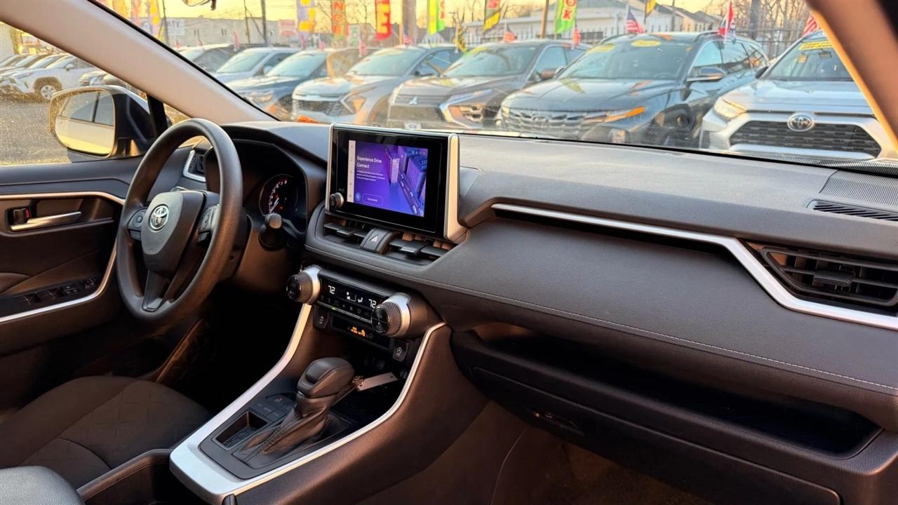 Toyota RAV4 XLE 2024