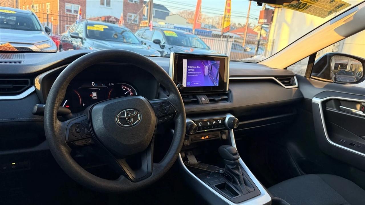 Toyota RAV4 XLE 2024