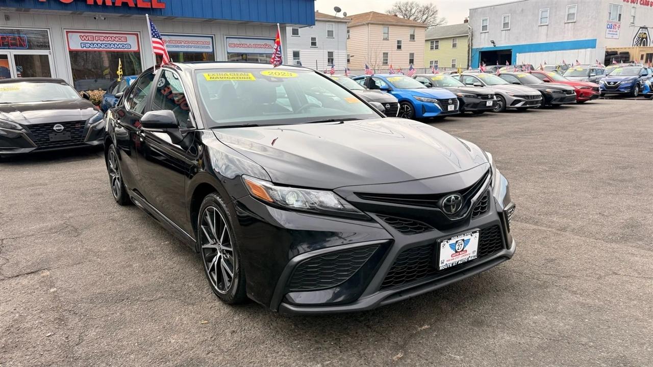 Toyota Camry SE 2023
