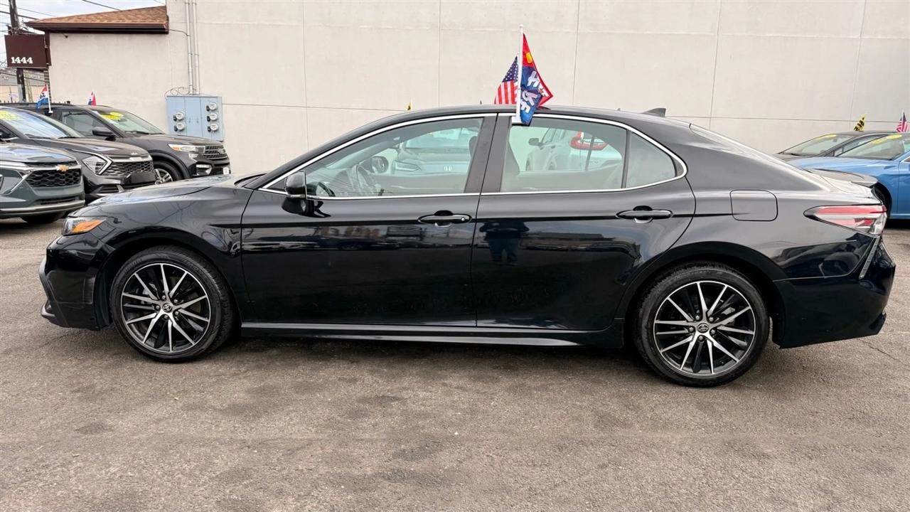 Toyota Camry SE 2023