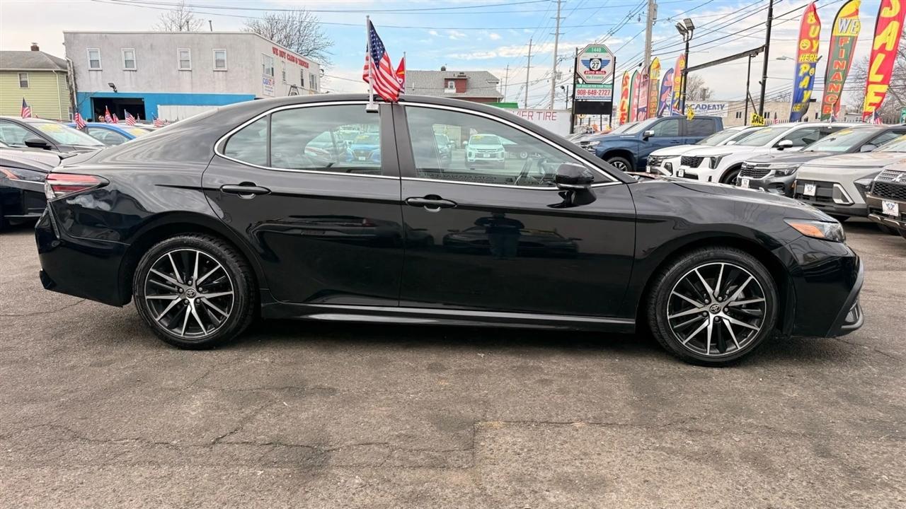 Toyota Camry SE 2023