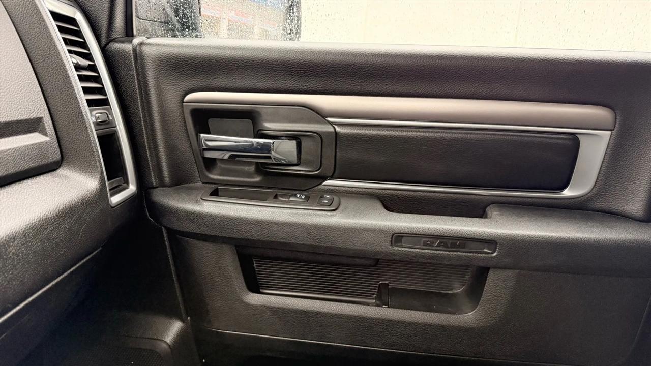 RAM 1500 Classic Tradesman Crew Cab SWB 4WD 2024