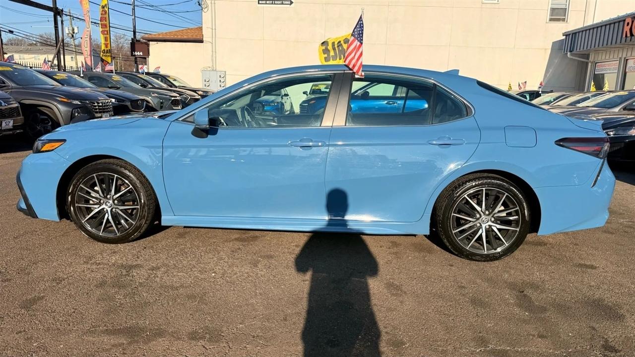 Toyota Camry SE 2023