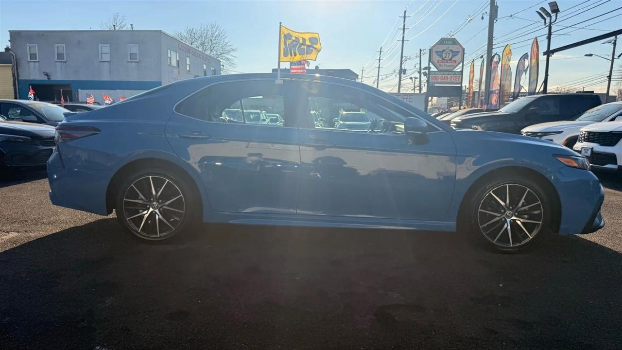 Toyota Camry SE 2023