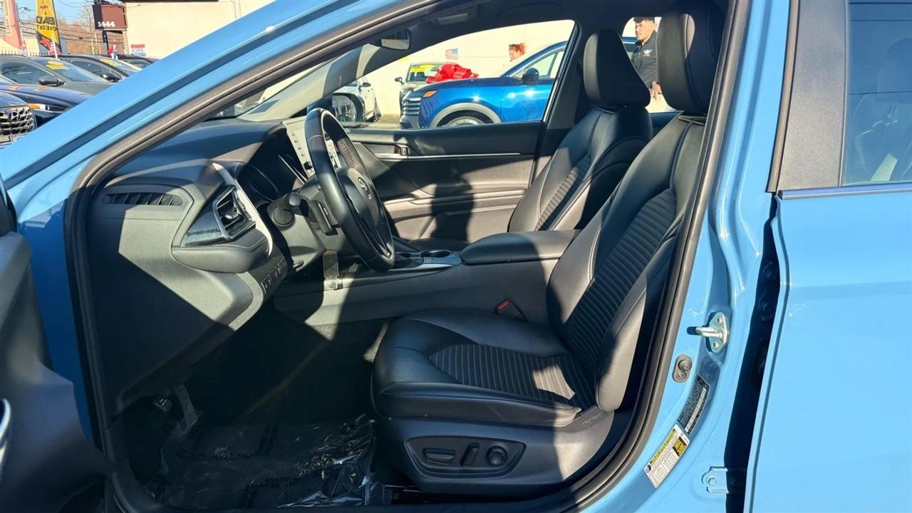 Toyota Camry SE 2023