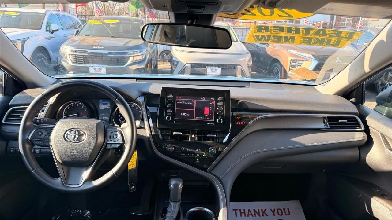 Toyota Camry SE 2023