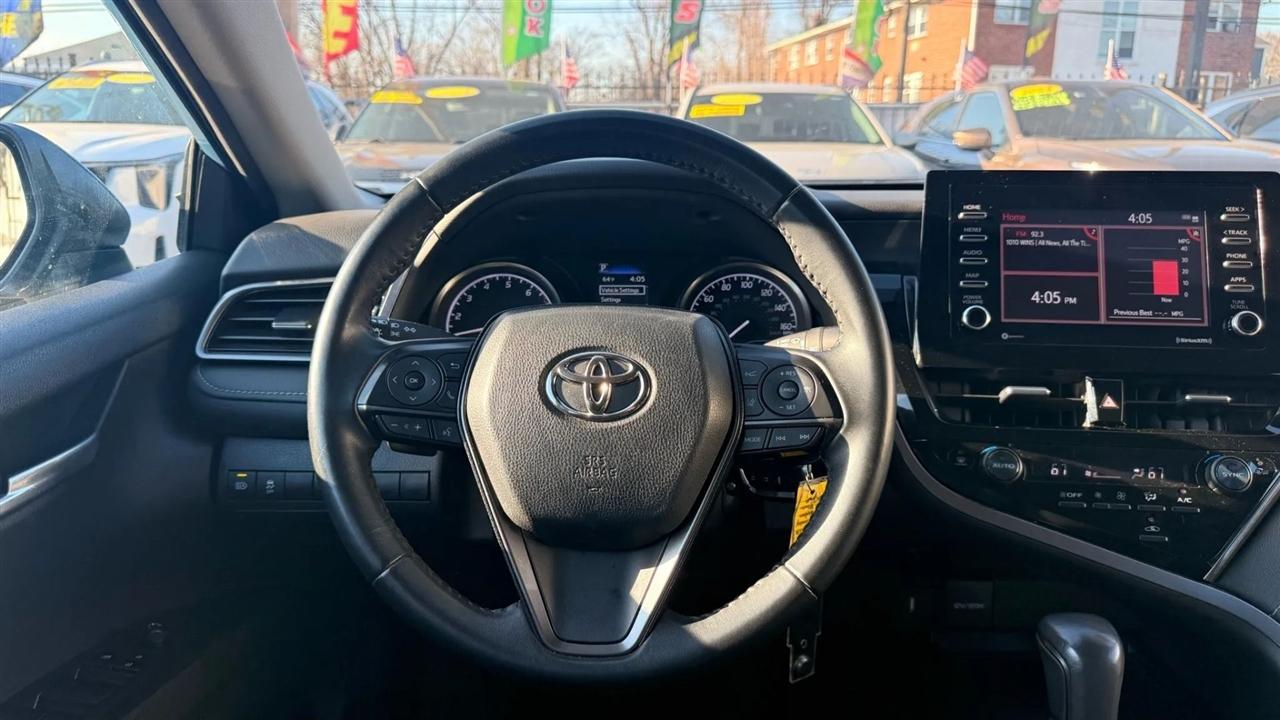 Toyota Camry SE 2023