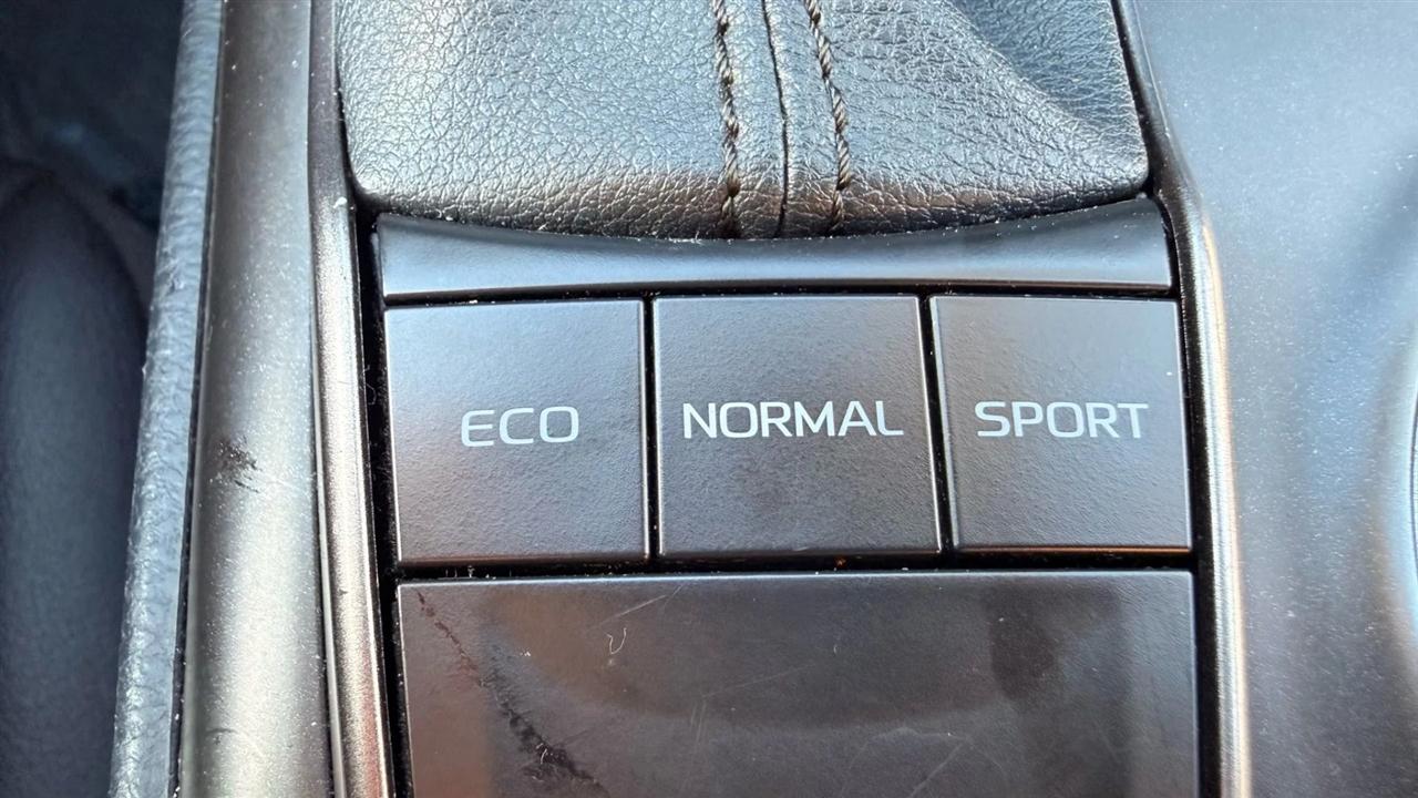 Toyota Camry SE 2023