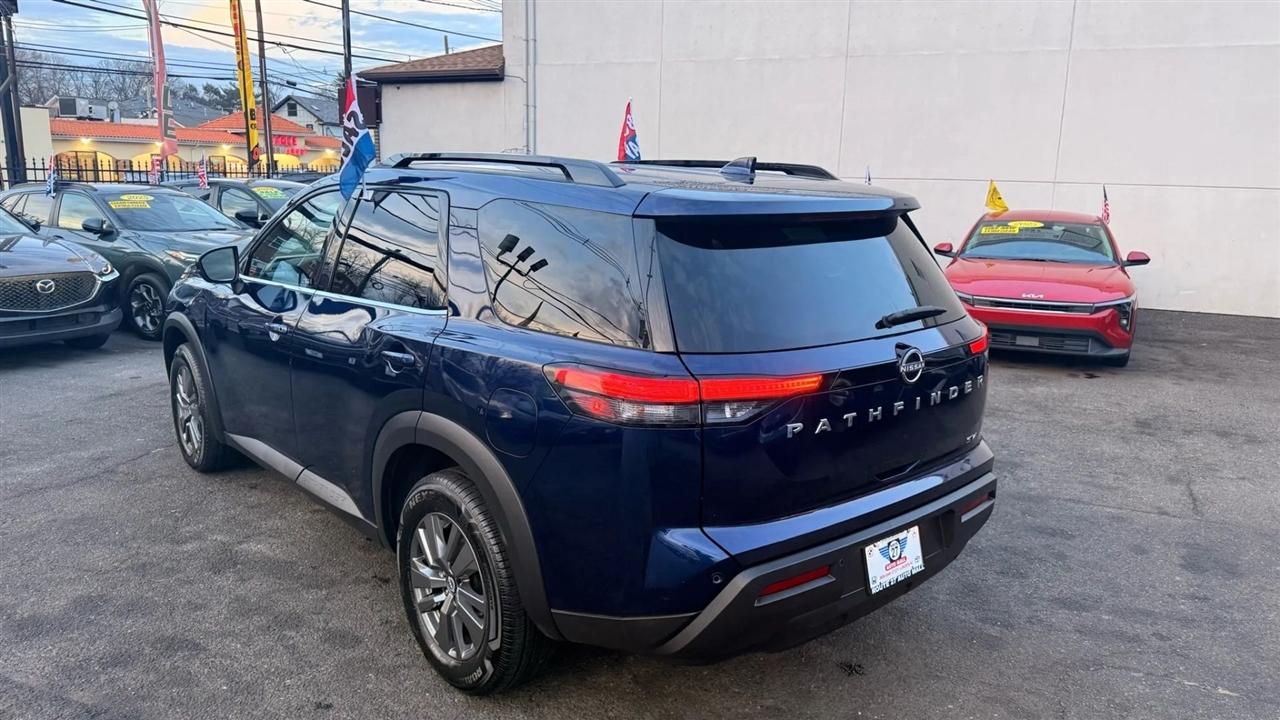 Nissan Pathfinder SV 2024