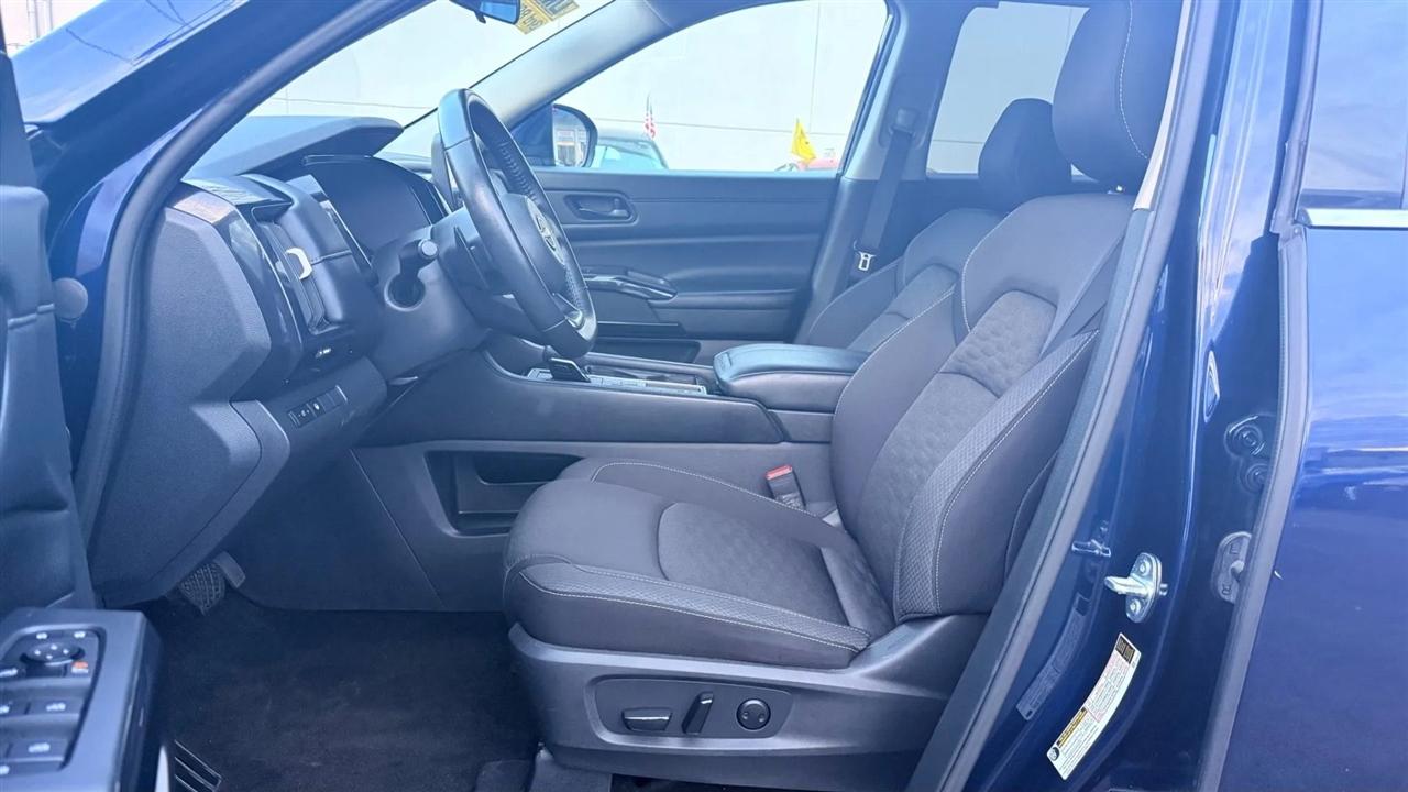 Nissan Pathfinder SV 2024