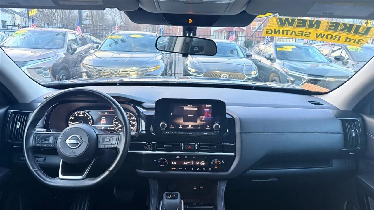 Nissan Pathfinder SV 2024