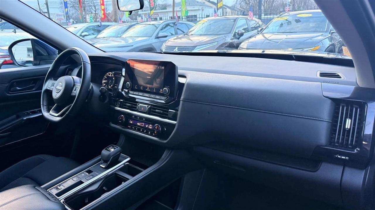 Nissan Pathfinder SV 2024