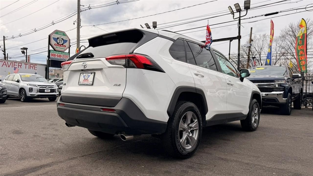 Toyota RAV4 XLE 2024