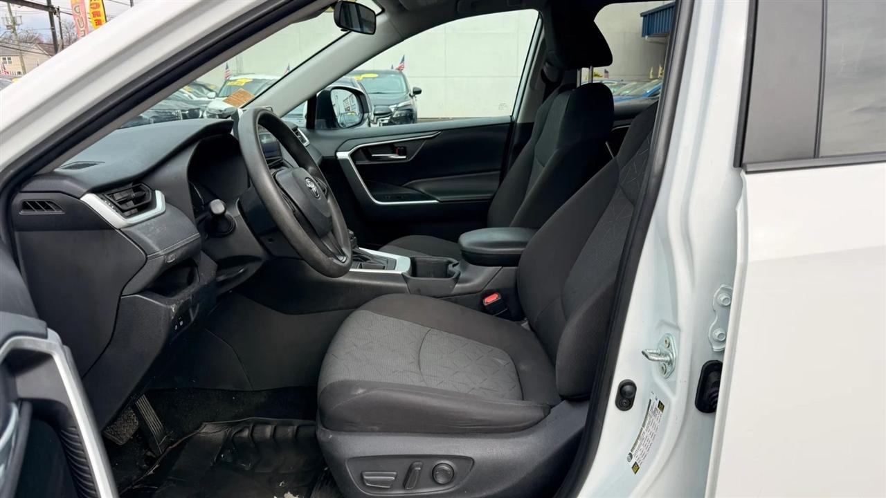 Toyota RAV4 XLE 2024