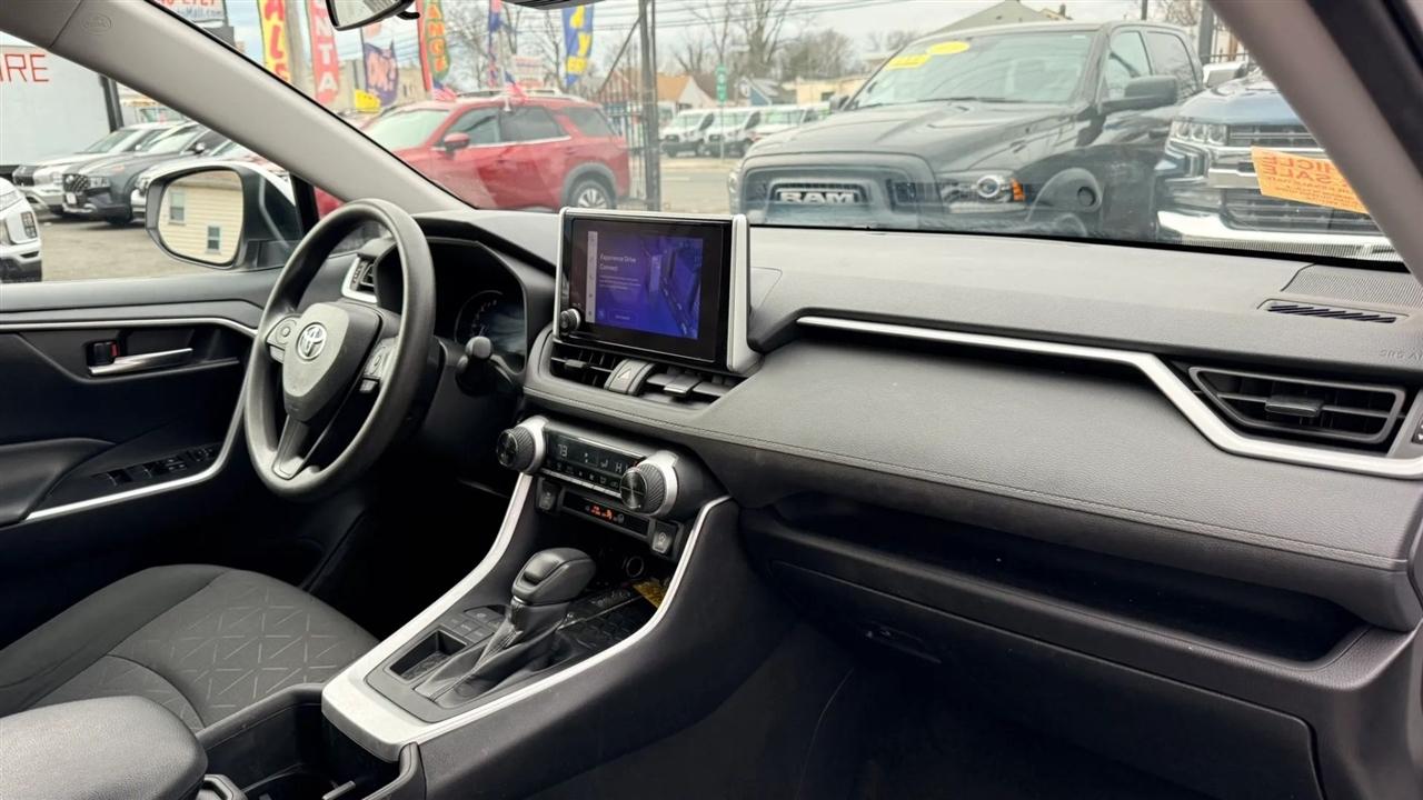Toyota RAV4 XLE 2024