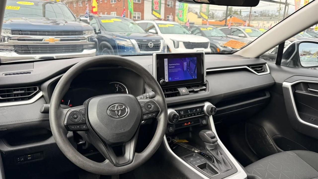 Toyota RAV4 XLE 2024
