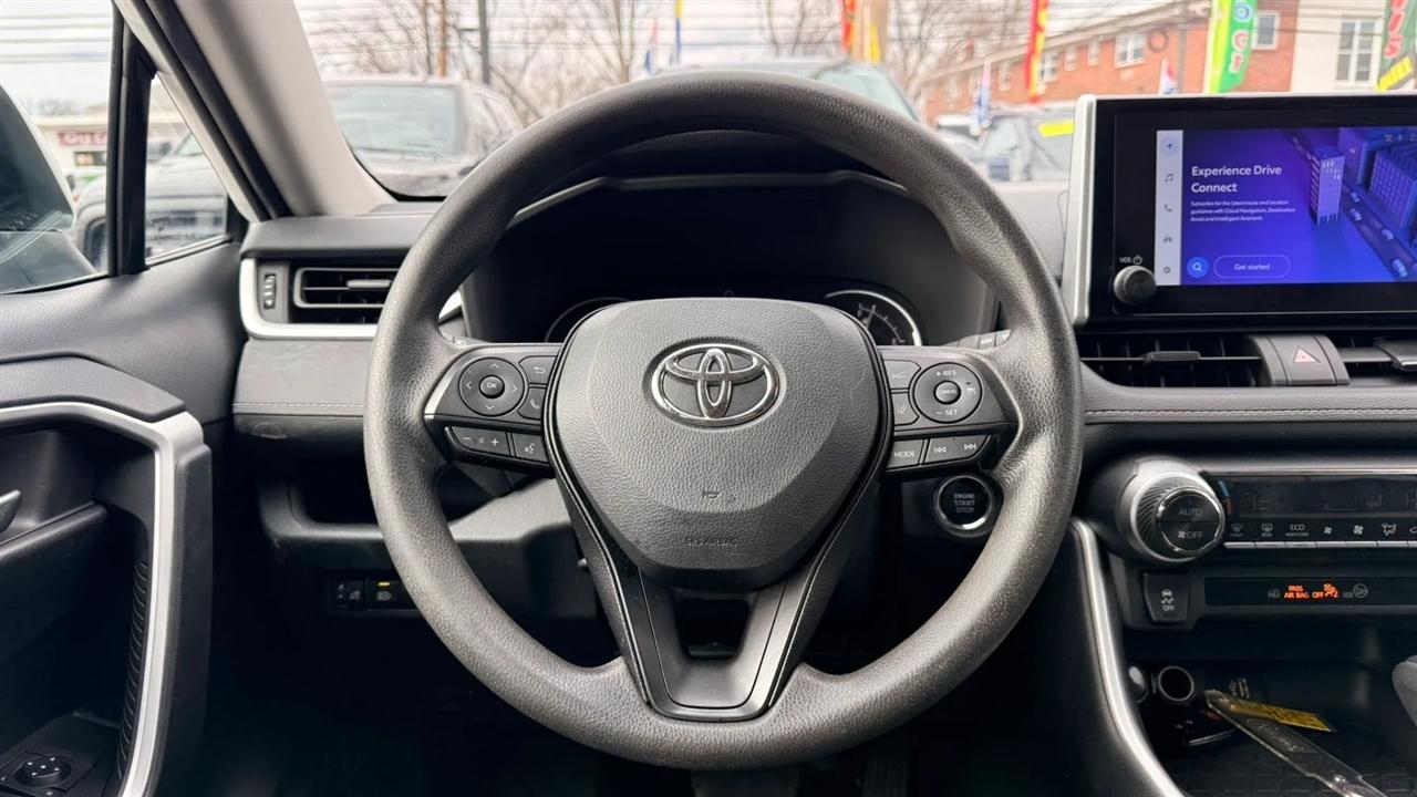 Toyota RAV4 XLE 2024