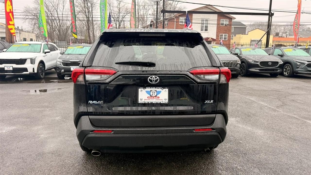 Toyota RAV4 XLE 2024