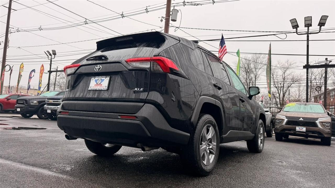 Toyota RAV4 XLE 2024