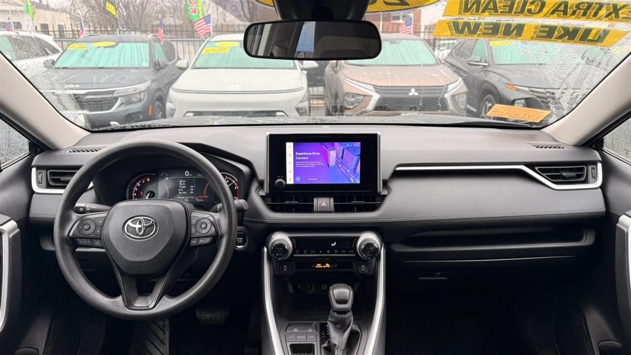 Toyota RAV4 XLE 2024