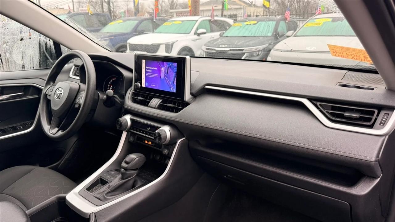 Toyota RAV4 XLE 2024