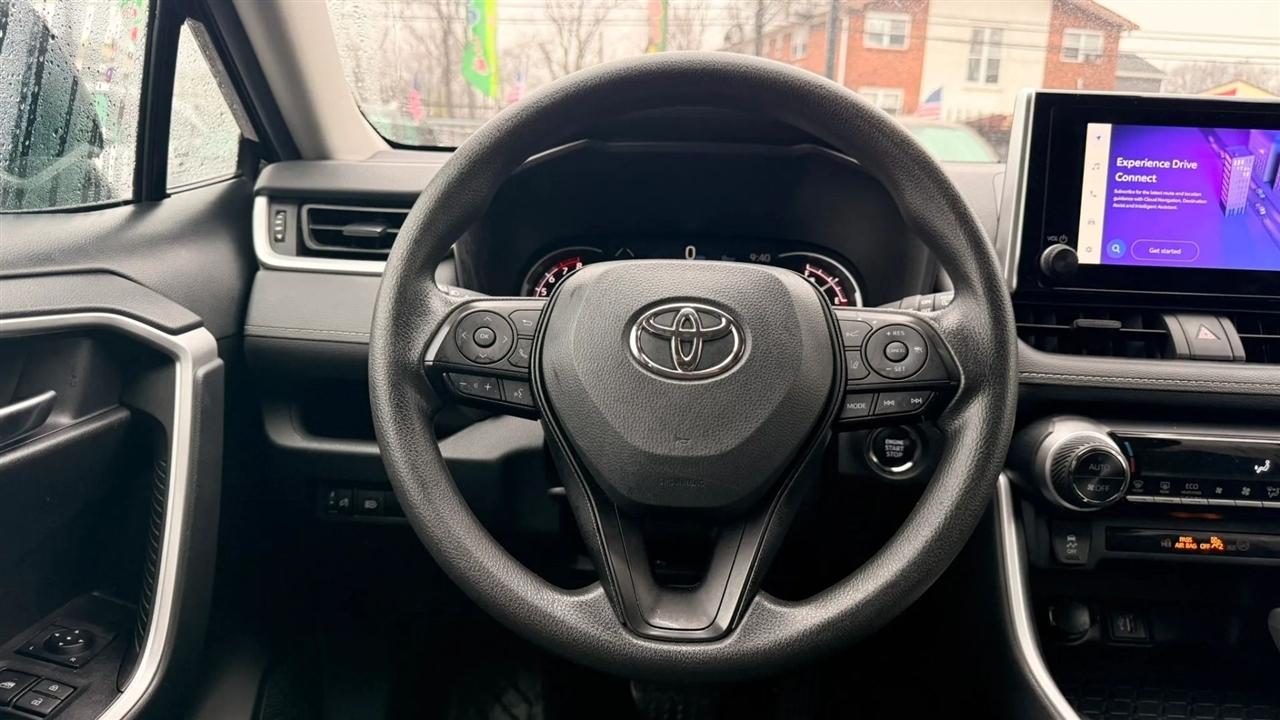 Toyota RAV4 XLE 2024