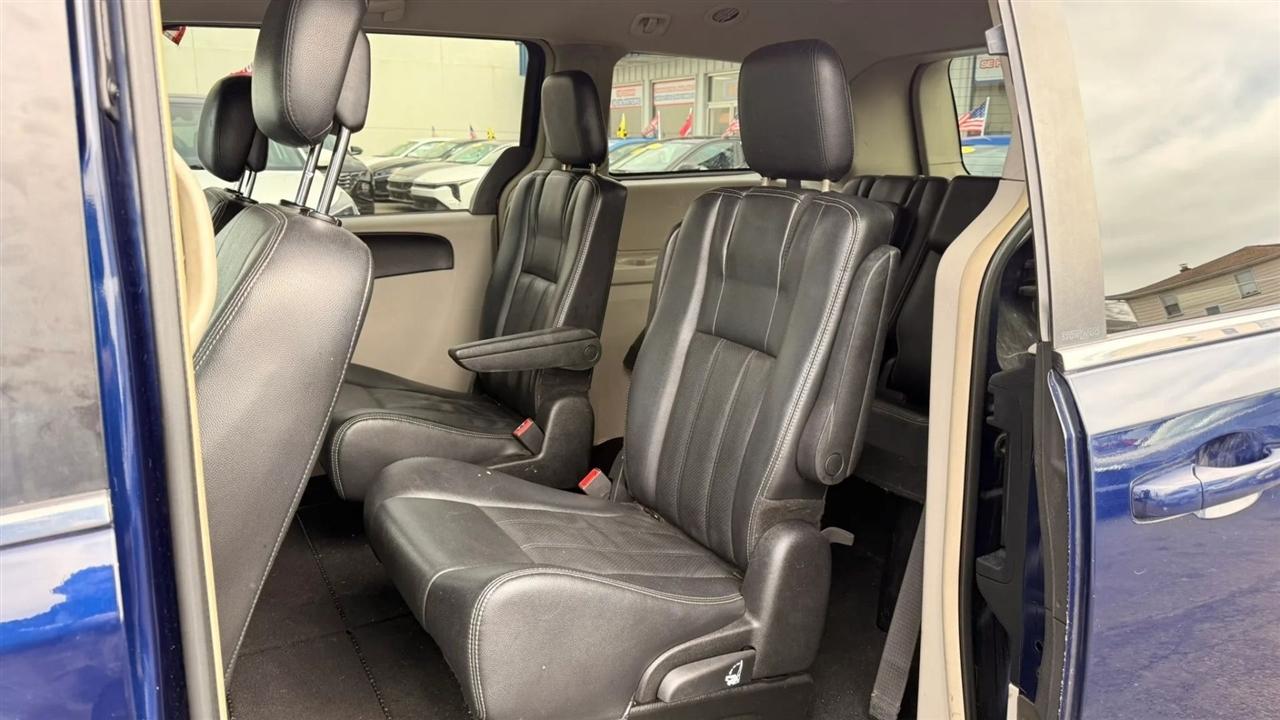 Chrysler Town & Country Touring 2012