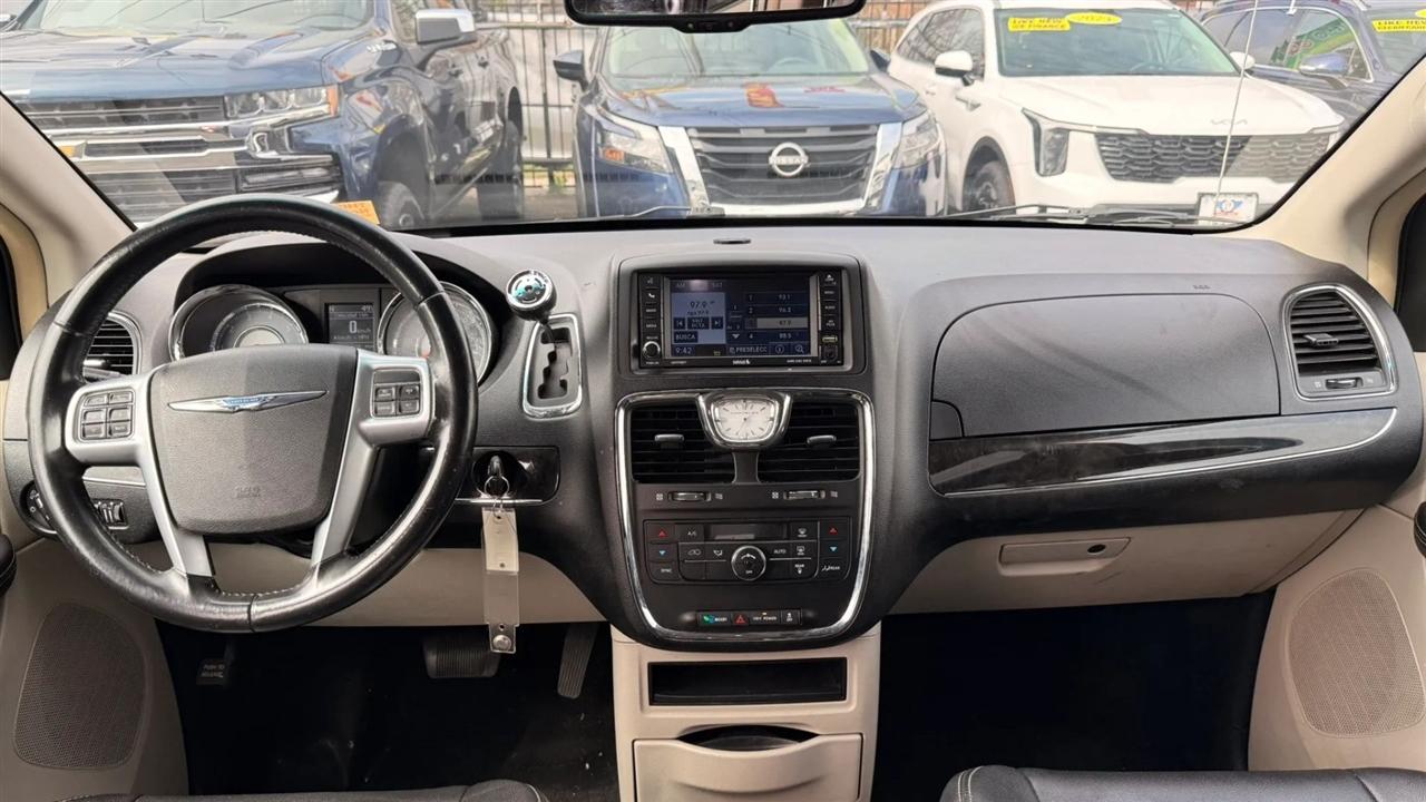 Chrysler Town & Country Touring 2012