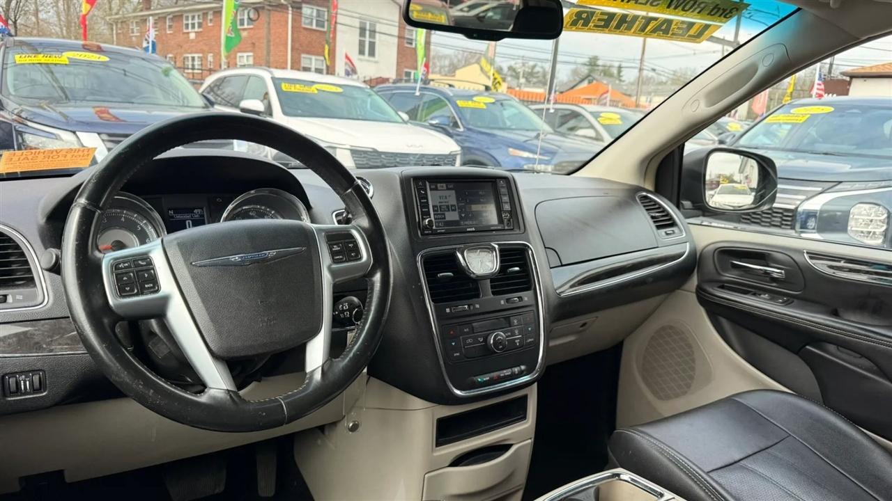 Chrysler Town & Country Touring 2012