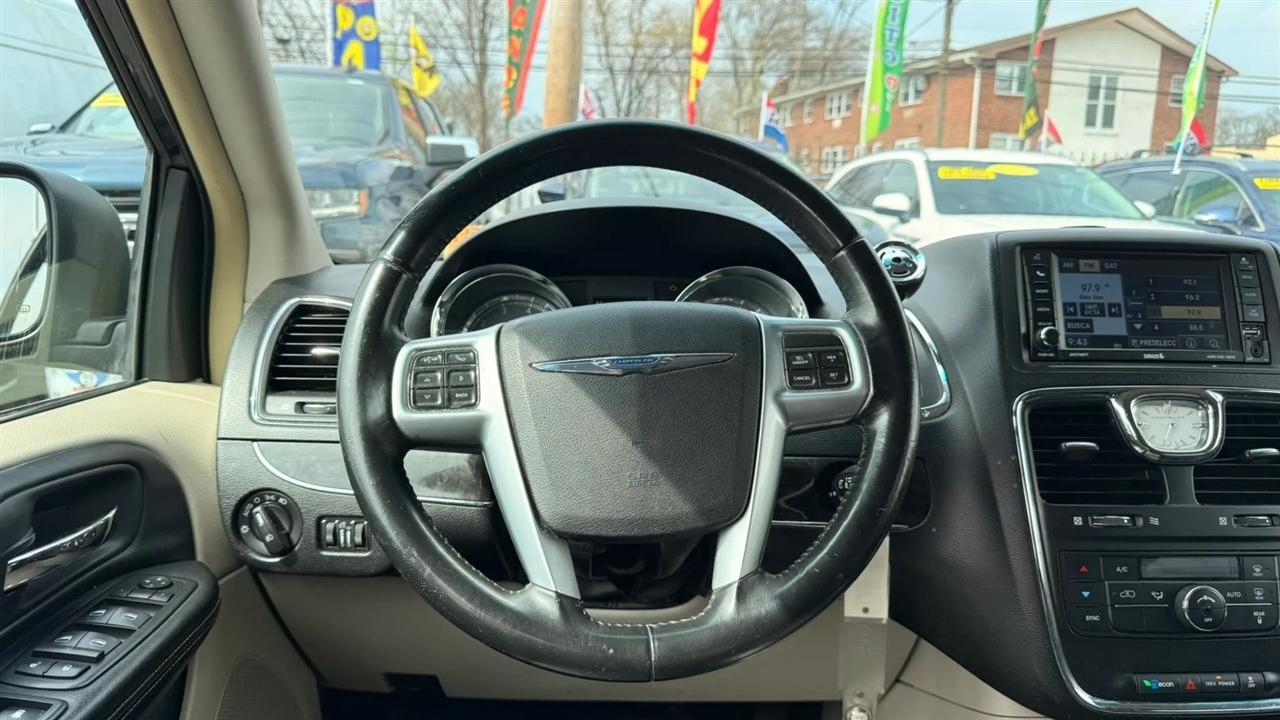 Chrysler Town & Country Touring 2012