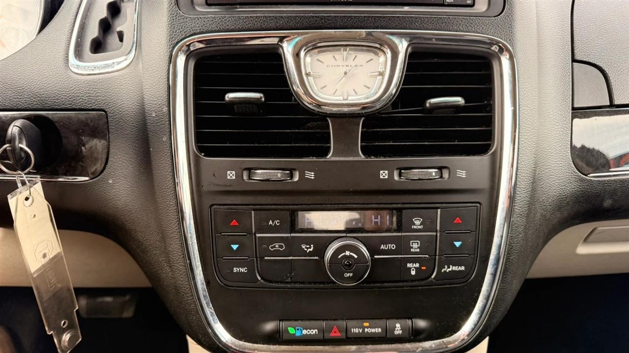 Chrysler Town & Country Touring 2012