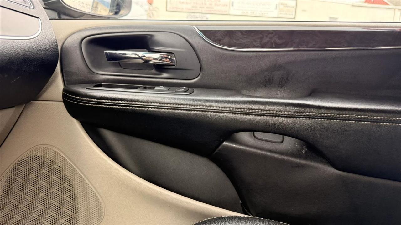 Chrysler Town & Country Touring 2012