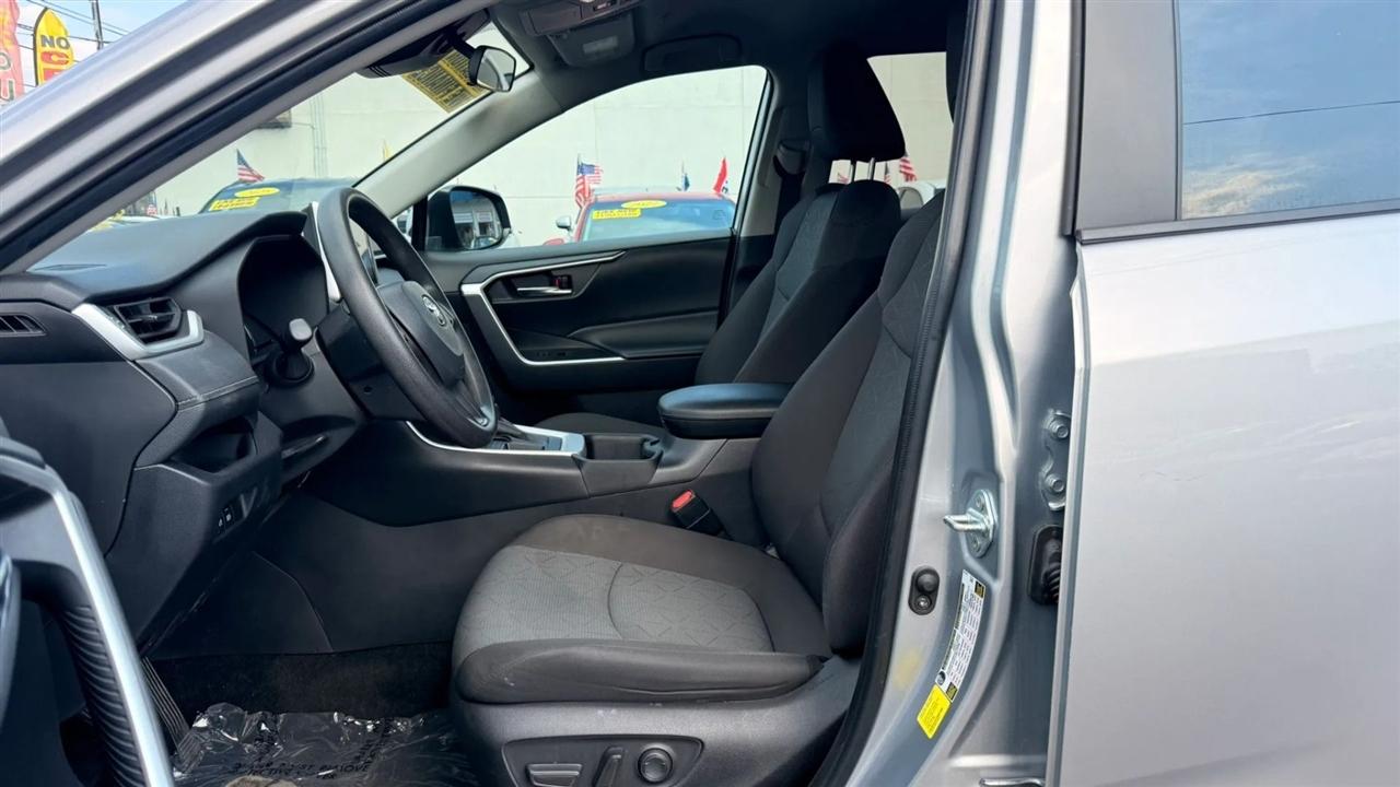 Toyota RAV4 XLE 2024