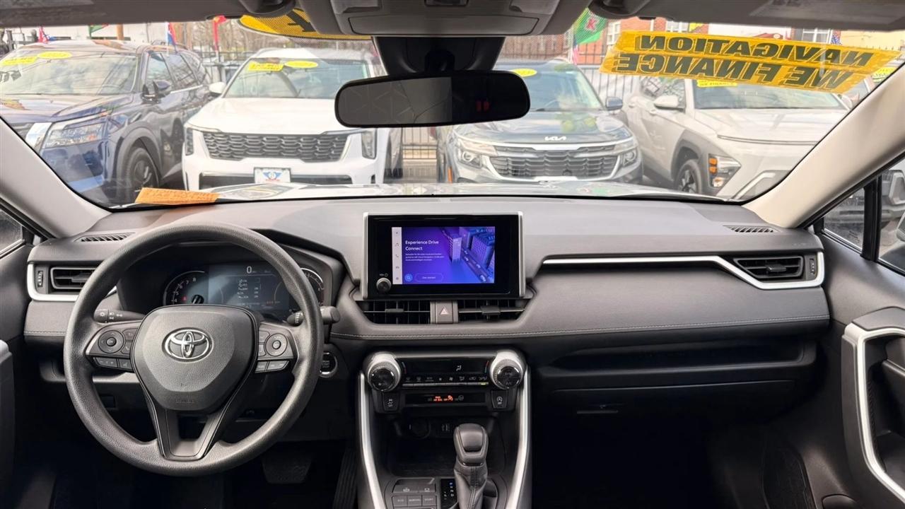 Toyota RAV4 XLE 2024