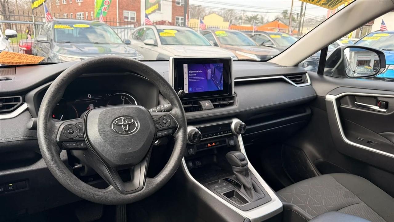 Toyota RAV4 XLE 2024