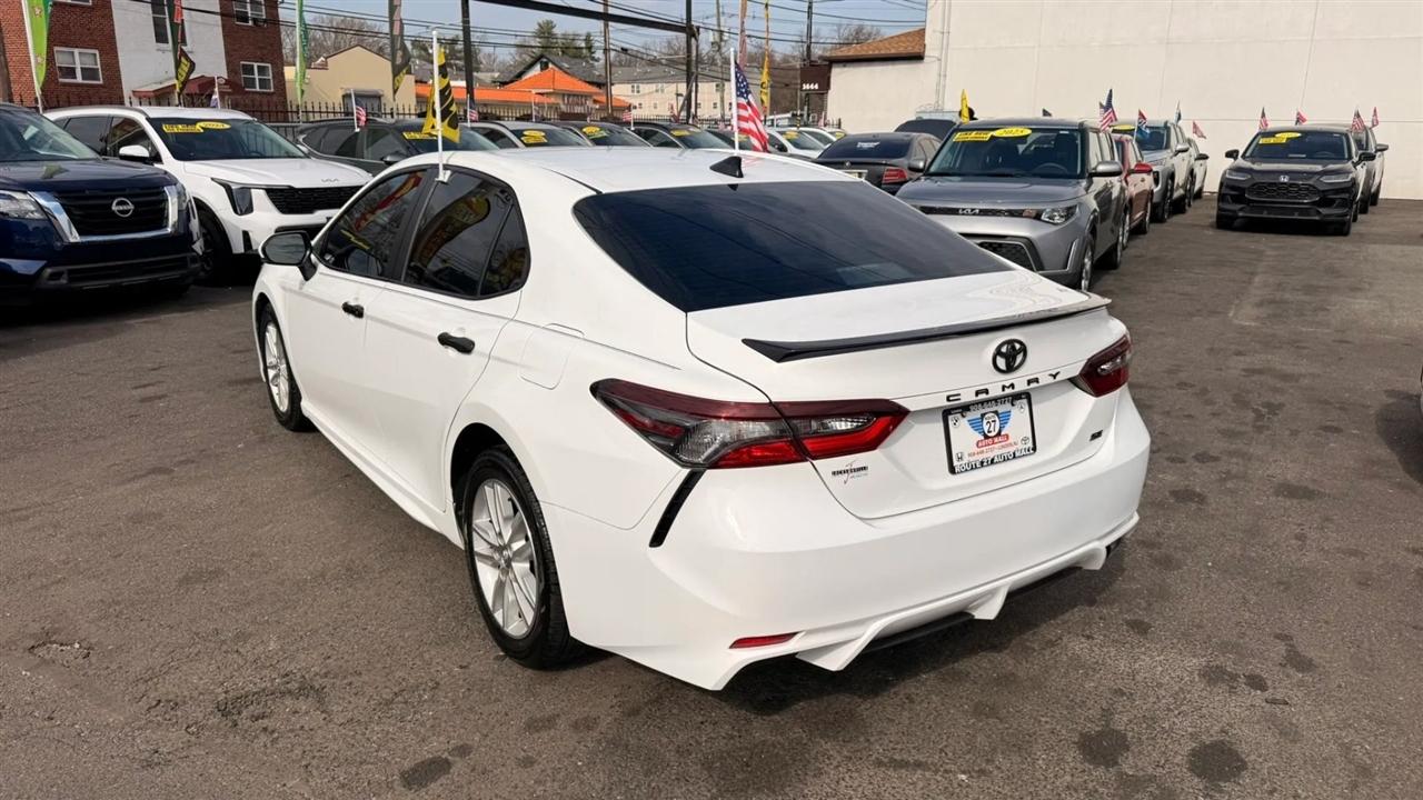 Toyota Camry SE 2023