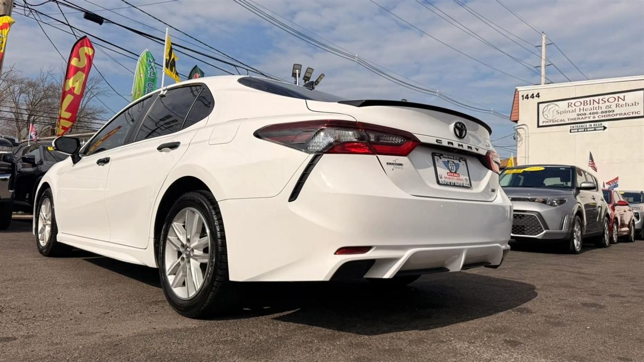 Toyota Camry SE 2023