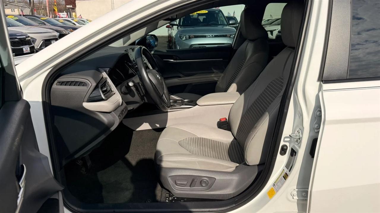 Toyota Camry SE 2023