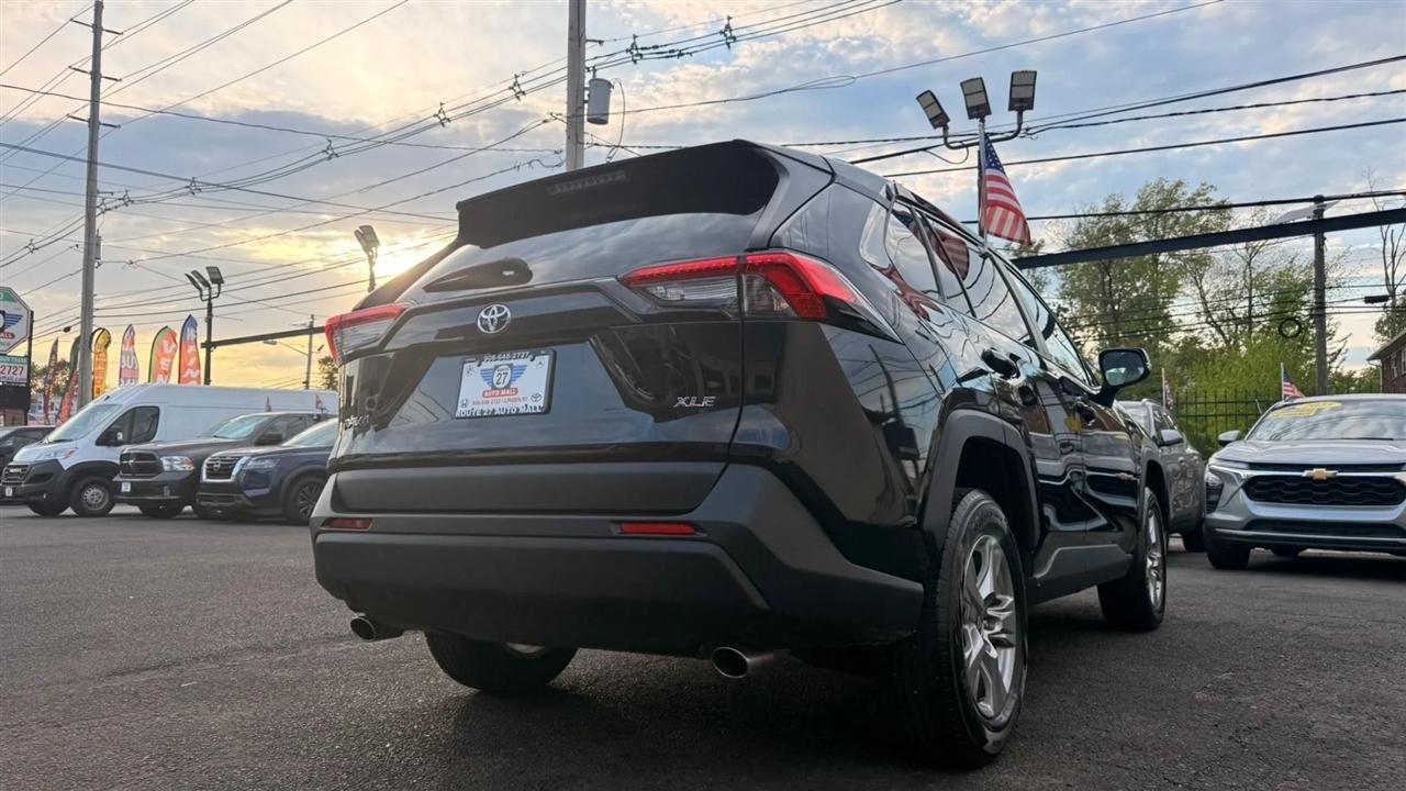 Toyota RAV4 XLE 2024
