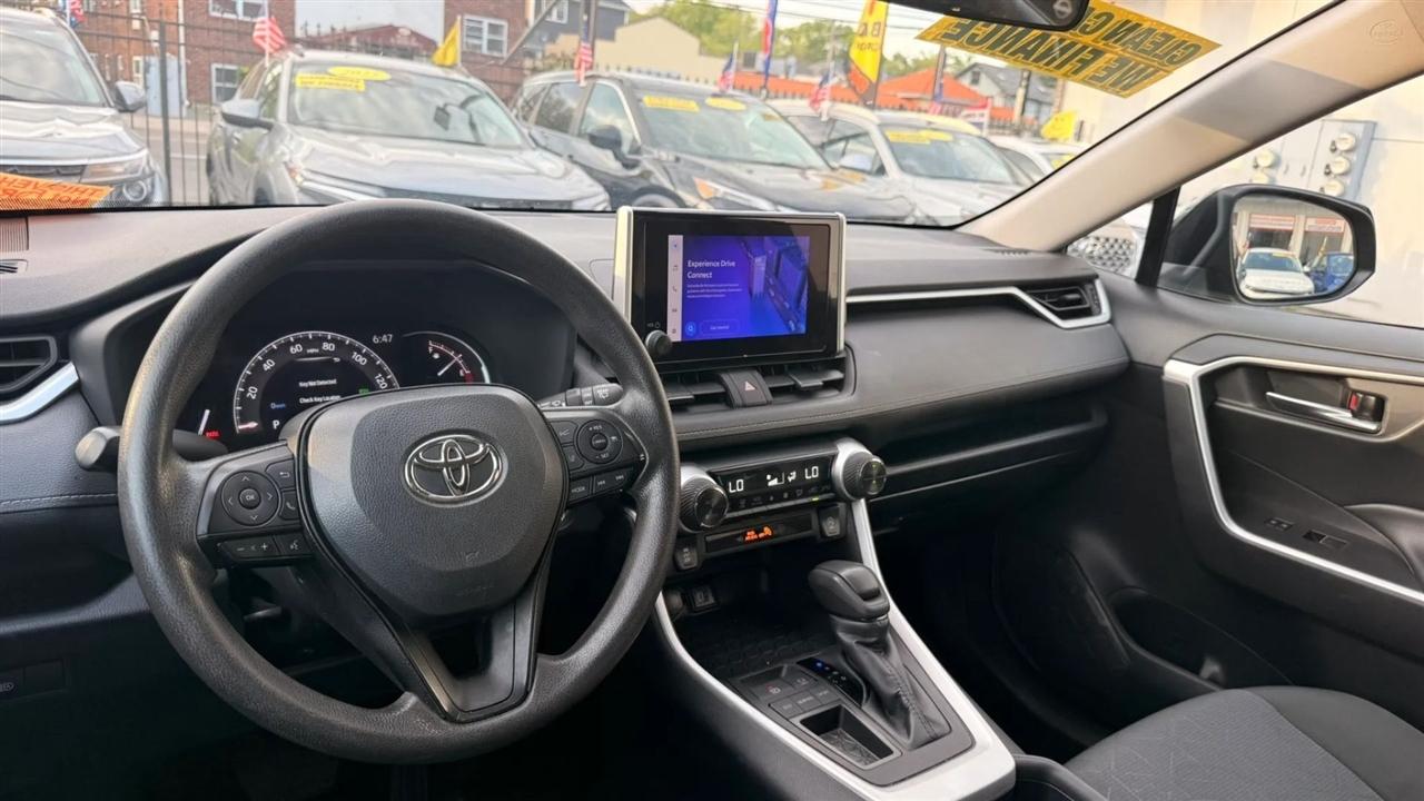 Toyota RAV4 XLE 2024