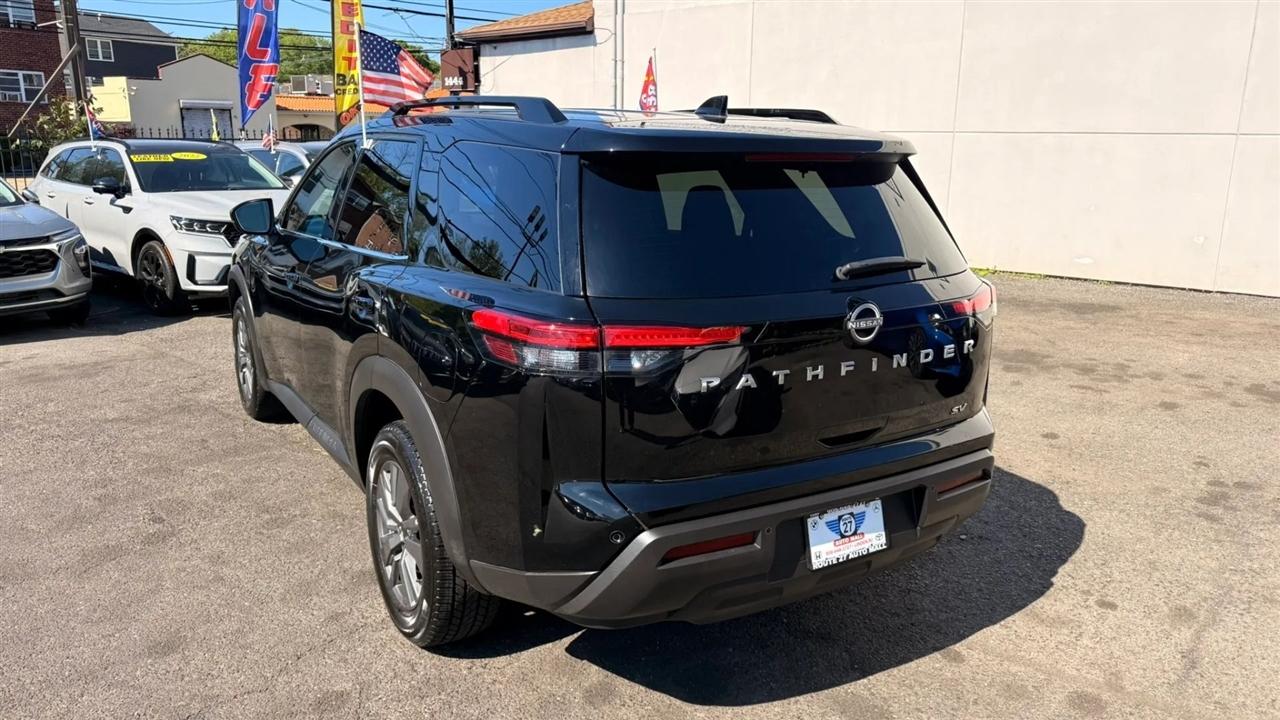 Nissan Pathfinder SV 2024