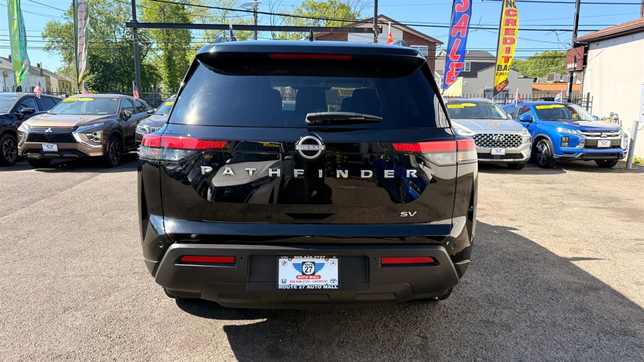 Nissan Pathfinder SV 2024
