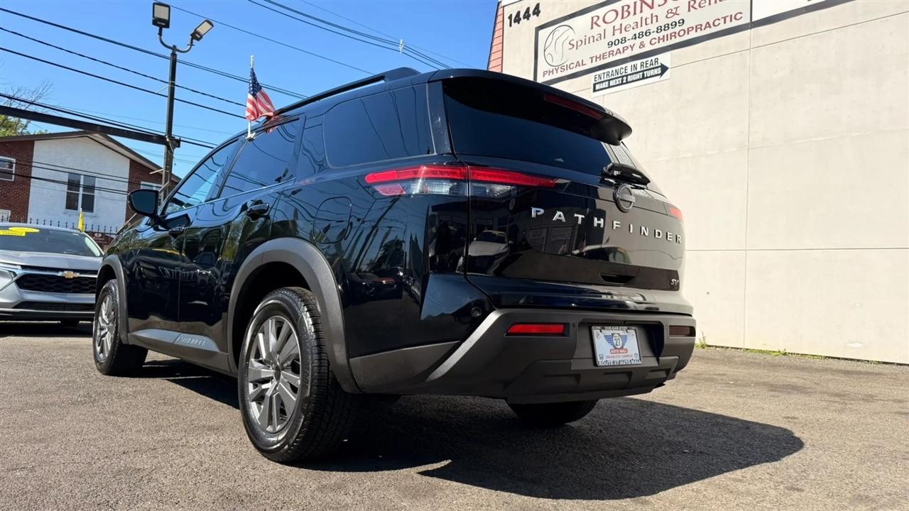 Nissan Pathfinder SV 2024