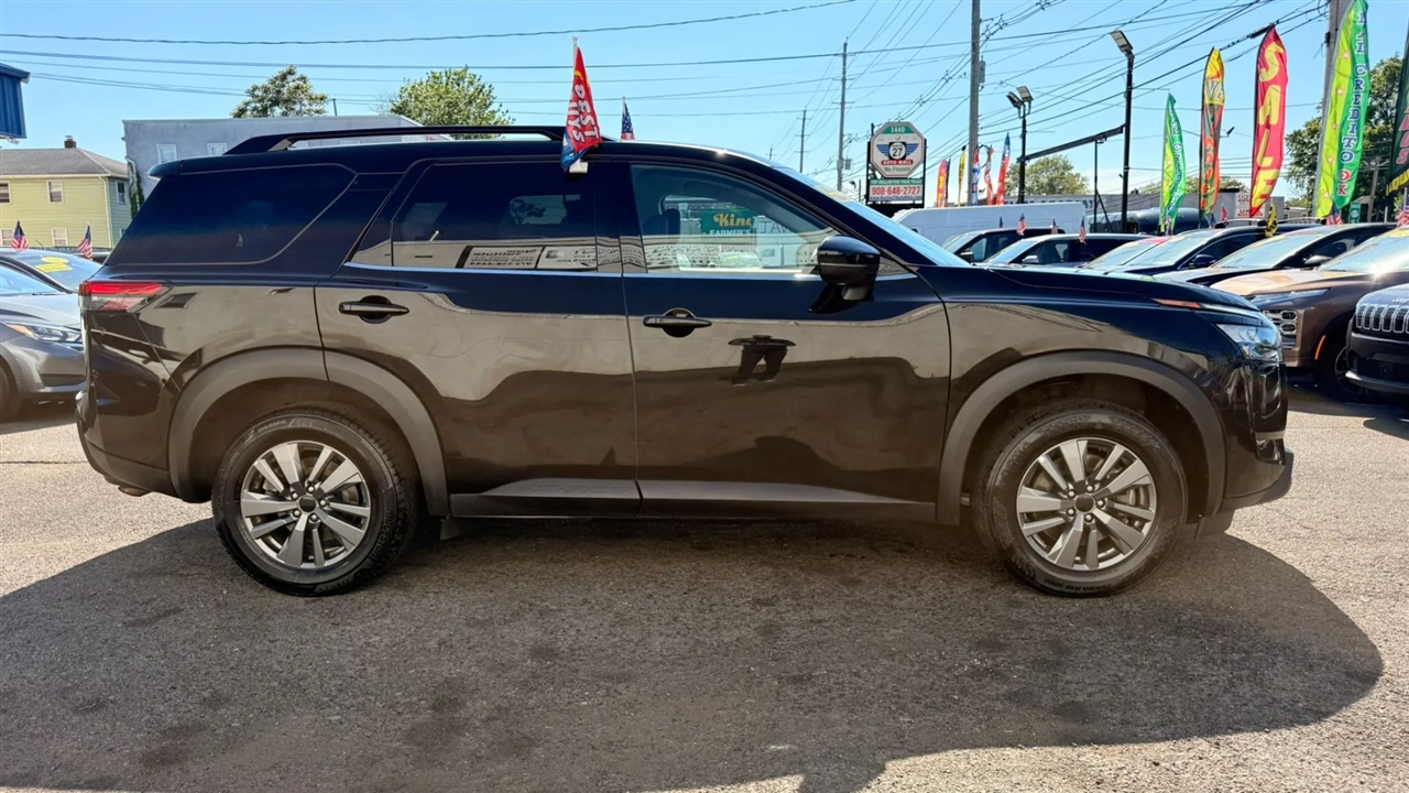 Nissan Pathfinder SV 2024