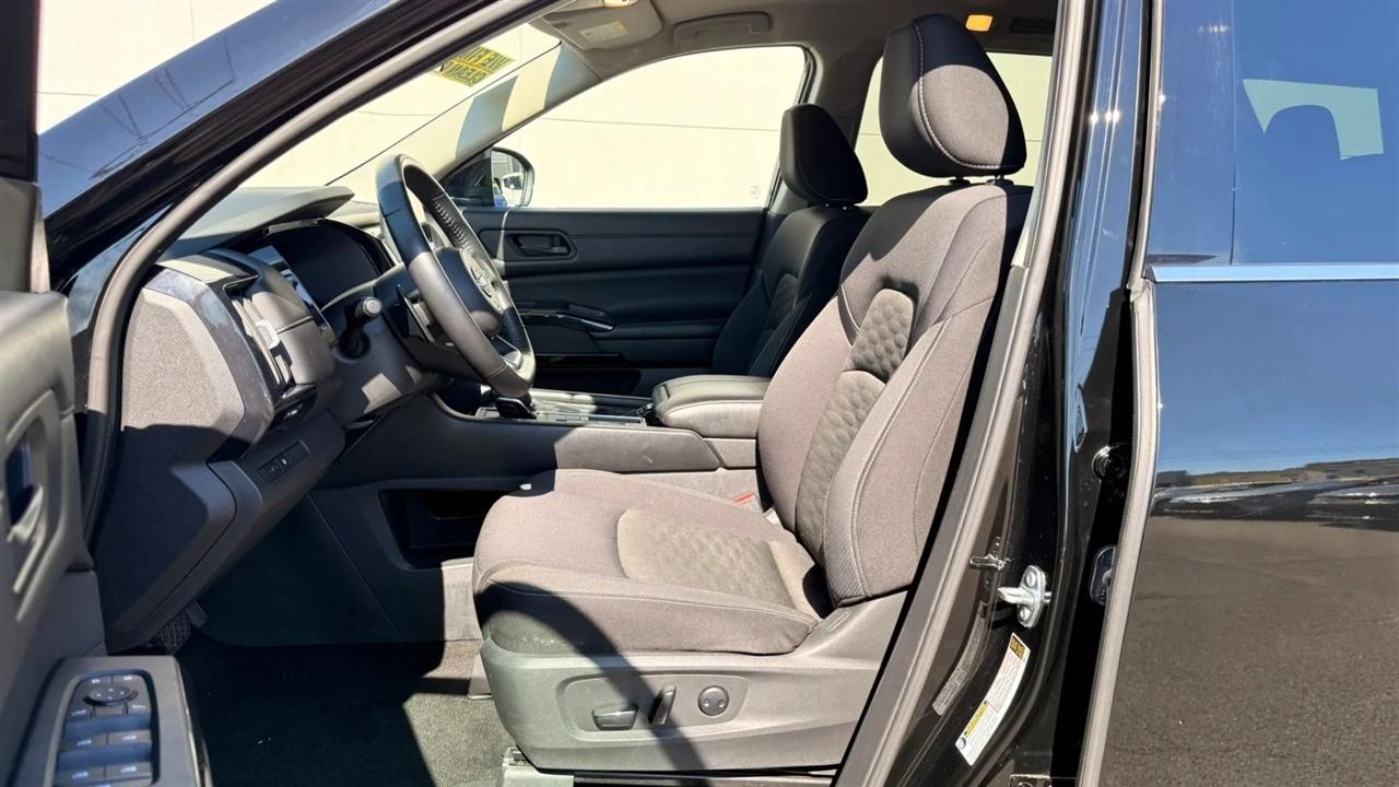 Nissan Pathfinder SV 2024