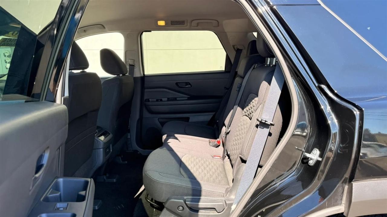 Nissan Pathfinder SV 2024