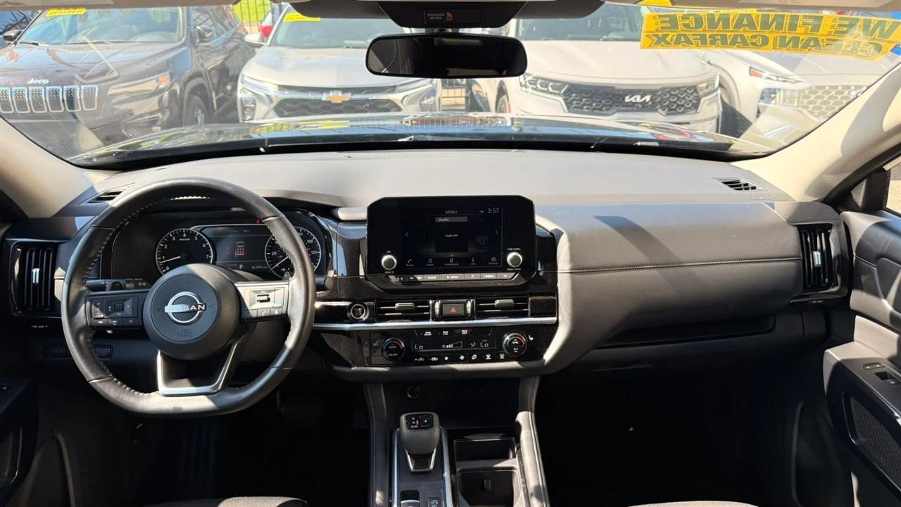 Nissan Pathfinder SV 2024