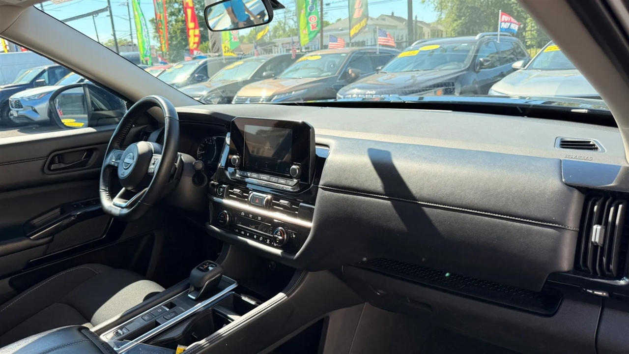 Nissan Pathfinder SV 2024