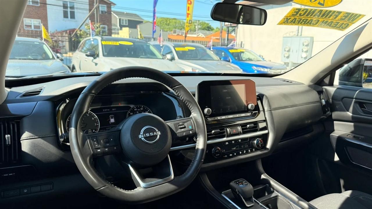 Nissan Pathfinder SV 2024